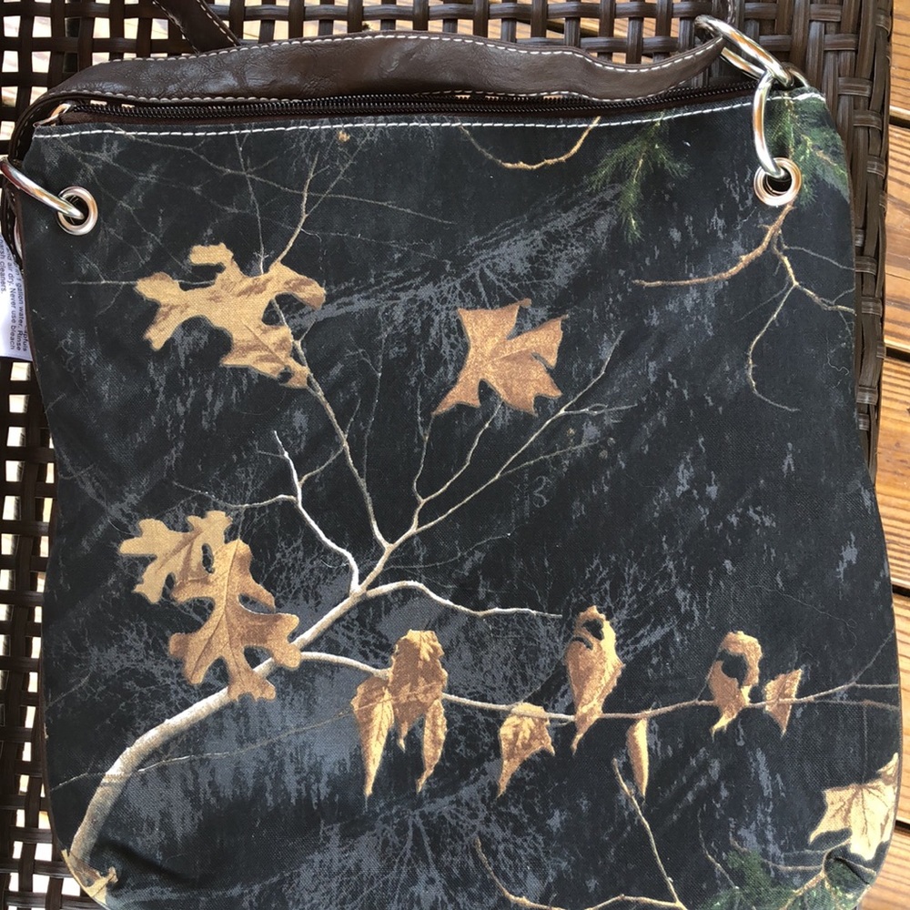 Long Live Cowgirls!   Realtree Blingy Camo Large Crossbody-NWT - Picture 6 of 6